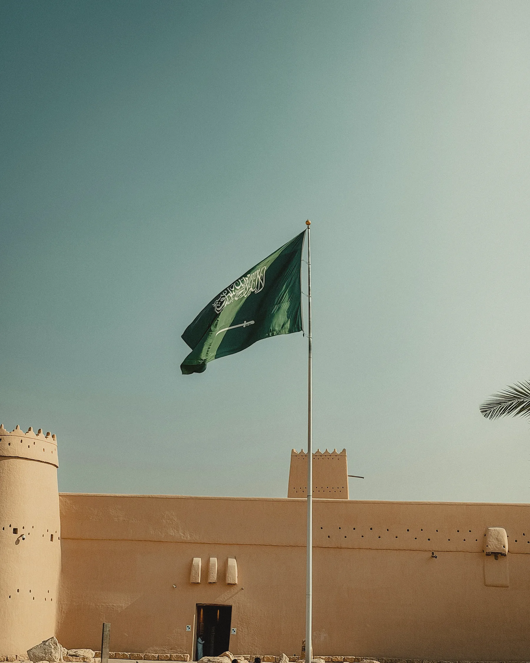 فريق يرتدي أزياء اليوم الوطني بالأخضر والأبيض